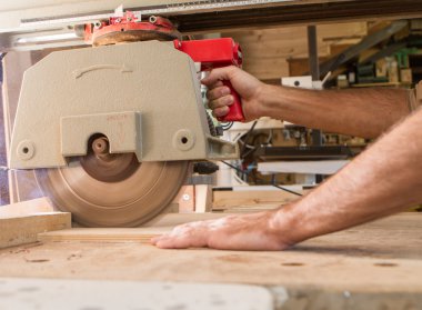 Daire testere ile genç marangoz çalışma