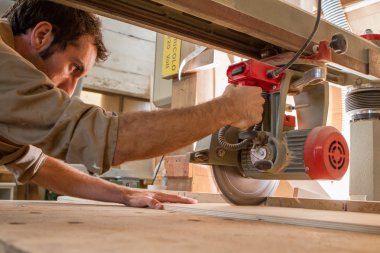 Daire testere ile genç marangoz çalışma