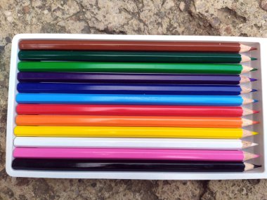 Çizim ve çizim yapan çocuklar için bir sürü renkli kalem