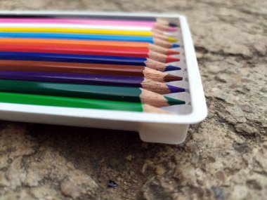 Çizim ve çizim yapan çocuklar için bir sürü renkli kalem