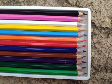 Çizim ve çizim yapan çocuklar için bir sürü renkli kalem