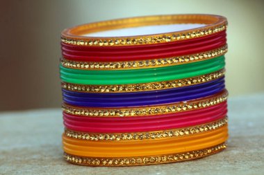 çok renkli bir bilezik bir taşa takıldı