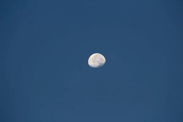 Луна Светит Небе Темной Ночью — стоковое фото