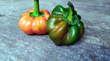 Taş arkaplanda izole edilmiş renkli biber