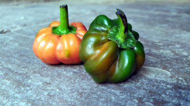 Taş arkaplanda izole edilmiş renkli biber