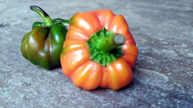 Taş arkaplanda izole edilmiş renkli biber