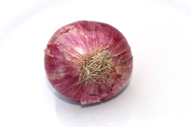 Beyaz arkaplanda izole edilmiş taze kırmızı soğan