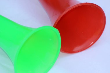  Boş Vuvuzela Stadyumu Plastik Boru, Fan vuvuzela trompeti beyaz arka planda izole