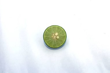 yeşil yarı limon beyaz arkaplanda izole