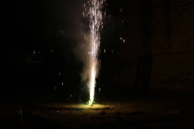 Kutlamalar için Diwali 'deki Hint Ateş Krakerleri