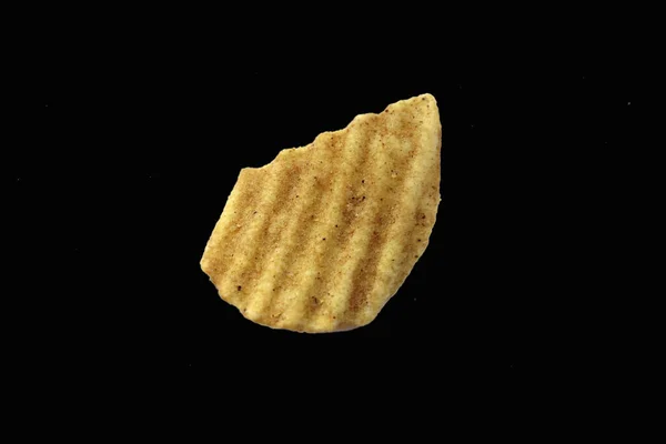 Eine Gebratene Kartoffelchips Isoliert Auf Schwarzem Hintergrund — Stockfoto