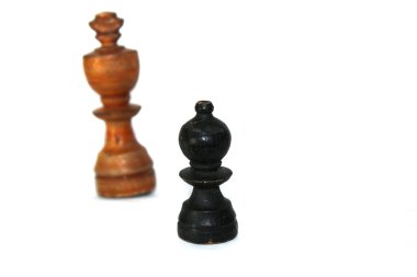  Beyaz arkaplanda izole edilmiş satranç parası