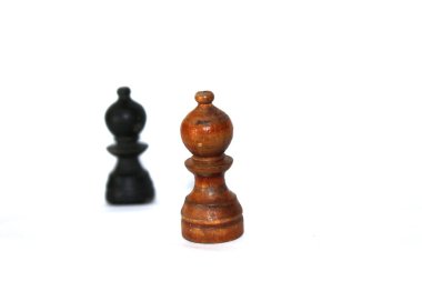  Beyaz arkaplanda izole edilmiş satranç parası