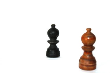  Beyaz arkaplanda izole edilmiş satranç parası