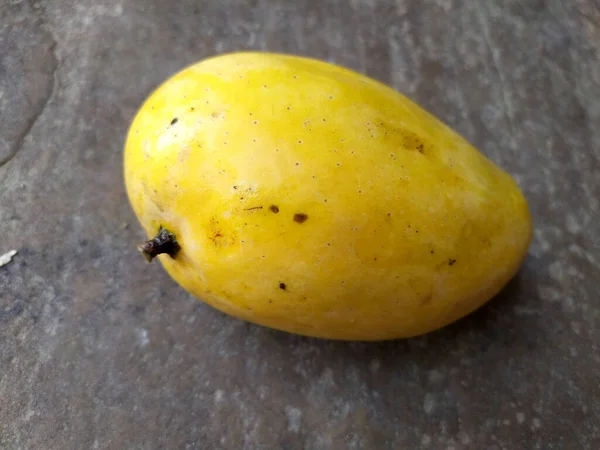 Frische Gesunde Süße Gelbe Mango Isoliert Auf Steinhintergrund — Stockfoto