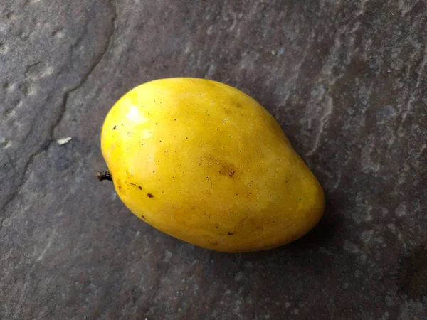 Vers Gezond Zoet Geel Mango Geïsoleerd Steen Achtergrond — Stockfoto