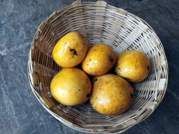 Etwas Frische Gelbe Süße Mango Einen Korb Gelegt — Stockfoto