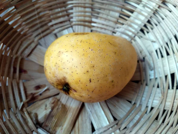 新鮮な甘い黄色のマンゴーをバスケットに入れ — ストック写真