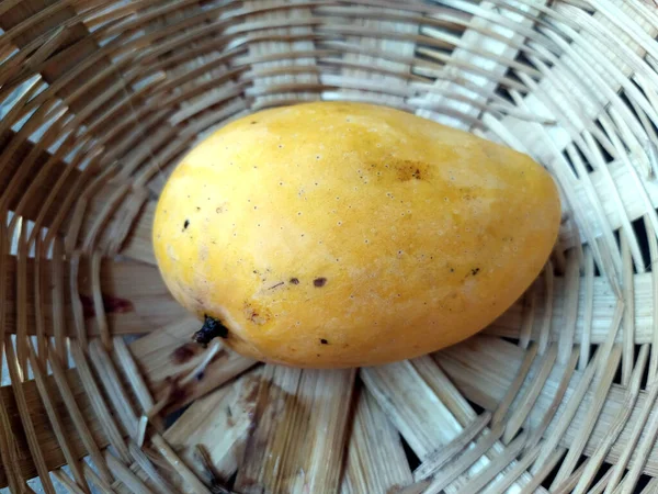 Taze Sarı Mango Sepete Koy — Stok fotoğraf