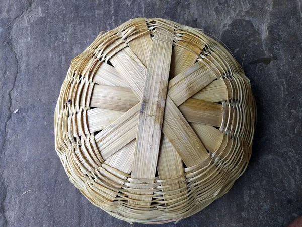 Taş zeminde izole edilmiş bir bambu sepeti.