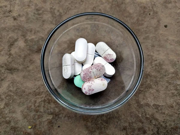 Alguns Comprimidos Medicamentos Colocados Uma Tigela Vidro — Fotografia de Stock