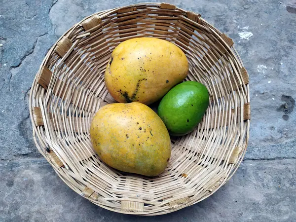 Mango Fresco Dolce Giallo Verde Messo Cesto — Foto Stock