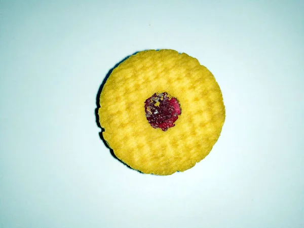 新鲜的黄色甜饼干 白色背景隔离 — 图库照片
