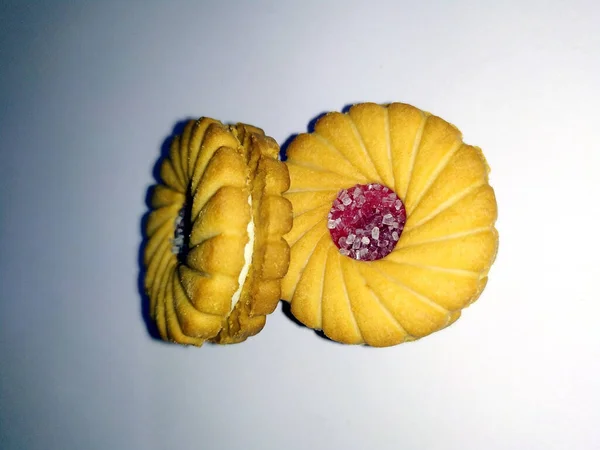 Νωπό Κίτρινο Γλυκό Biscuit Απομονωμένο Λευκό Φόντο — Φωτογραφία Αρχείου
