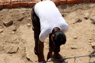 İnşaat alanında çalışan bir işçi.