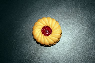 Siyah zemin üzerinde izole edilmiş tatlı sindirim bisküvileri yığını