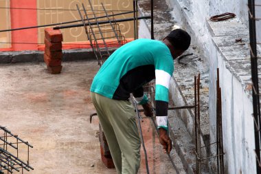  İnşaat alanında çalışan bir işçi.