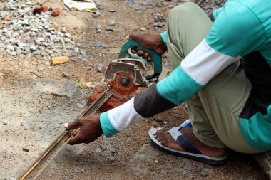  İnşaat alanında çalışan bir işçi.