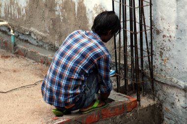  İnşaat alanında çalışan bir işçi.