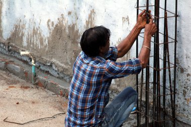  İnşaat alanında çalışan bir işçi.