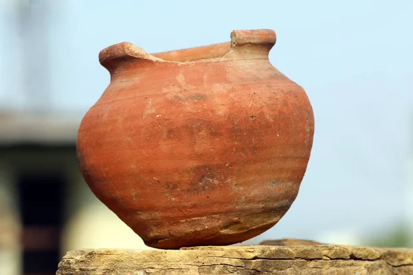 Roter Tontopf Auf Einen Stein Gelegt — Stockfoto