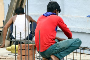 İnşaat alanında çalışan bir işçi.