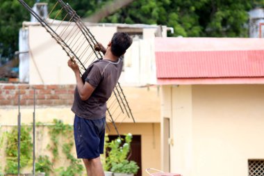 İnşaat alanında çalışan bir işçi.