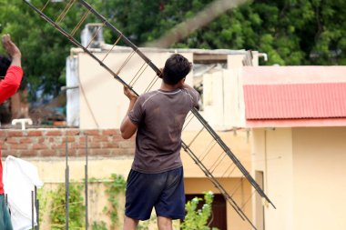 İnşaat alanında çalışan bir işçi.
