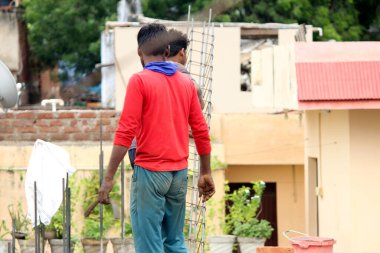 İnşaat alanında çalışan bir işçi.