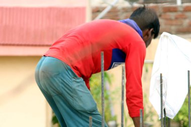 İnşaat alanında çalışan bir işçi.