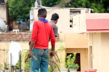 İnşaat alanında çalışan bir işçi.