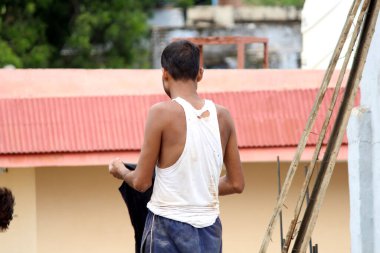 İnşaat alanında çalışan bir işçi.