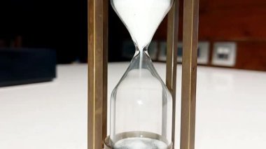 Beyaz arkaplanı olan kum saati