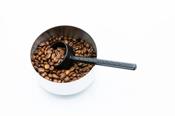 Mischung Aus Verschiedenen Arten Gerösteter Kaffeebohnen Mit Schwarzem Plastiklöffel Weißem — Stockfoto