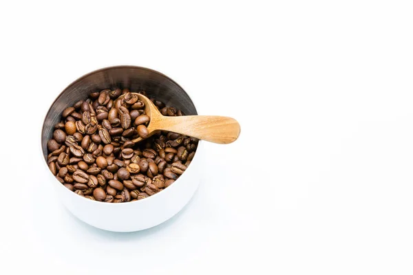 Mischung Aus Verschiedenen Arten Gerösteter Kaffeebohnen Mit Holzlöffel Weißem Behälter — Stockfoto