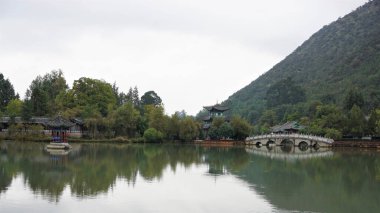 Li Jiang şehrindeki siyah ejderha havuz parkının manzarası, yunnan, Çin                               