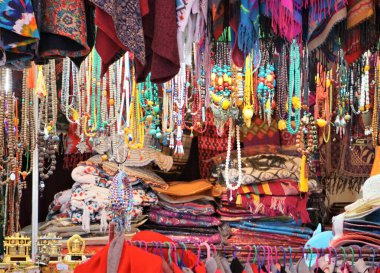  Güzel sanatsal ve dini eşyalar satan el sanatları ve hediyelik eşya dükkanları.                              