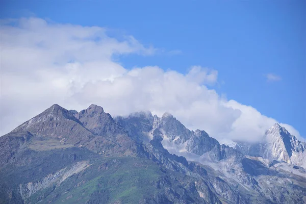 Panoramisch Uitzicht Besneeuwde Bergtoppen — Stockfoto