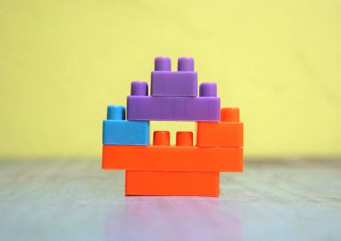 Duvardaki plastik yapı taşları                               