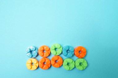  Plastik bloklar mavi arka planda izole edilmiş. Kopyalama alanı olan üst görünüm                              